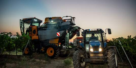 Mezőgazdasági – szőlészeti gépkezelő (traktoros), állandó és alkalmi munkatársat keresünk